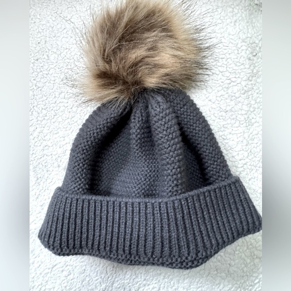 Gortex Charcoal Knit Beanie with faux Fur Pop-Pom. 100% Acrylic. MPG4003971. - Picture 1 of 7